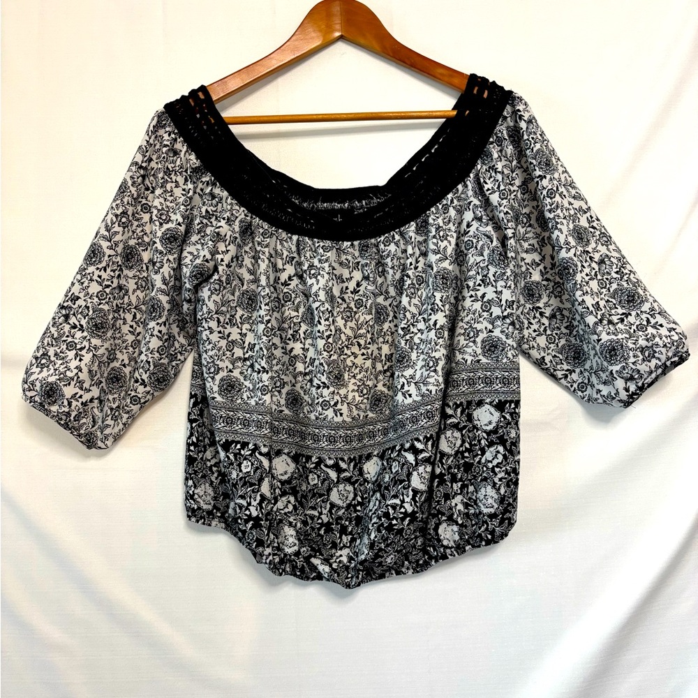 BY & BY Black and White Floral Crop Top Size Large